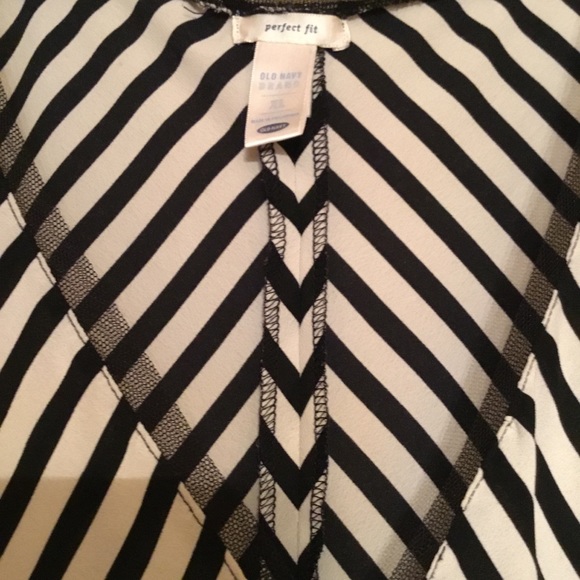 🖤 OLD NAVY BLACK AND WHITE SLEEVELESS TOP 🖤 - Picture 3 of 7